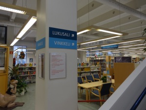 Hulppean kokoinen Vinkkeli-näyttelytila on kirjaston 2. kerroksessa.
